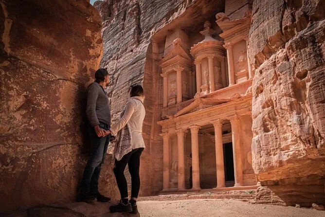 2 Days Petra and Wadi Rum Private Guided Tour - Entering Petra through the Siq