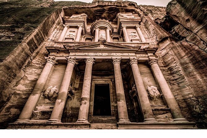 Discover the treasures of Jordan 8-Day Tour - Day 6: Petra from the Siq to the Rose City