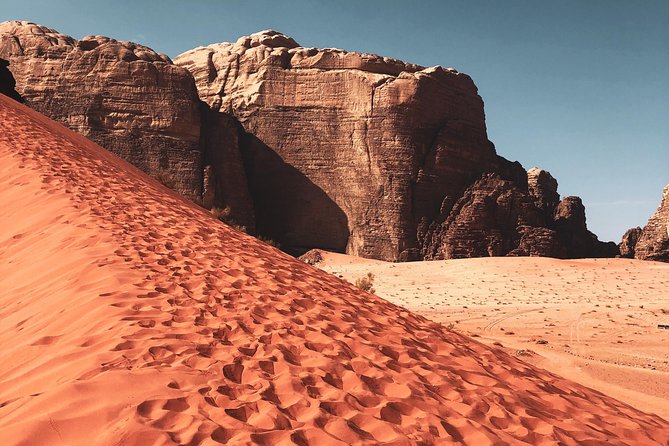 FROM AMMAN | Petra & Wadi Rum in one day | The Jordanian Mappers - Entering Petra with a local guide