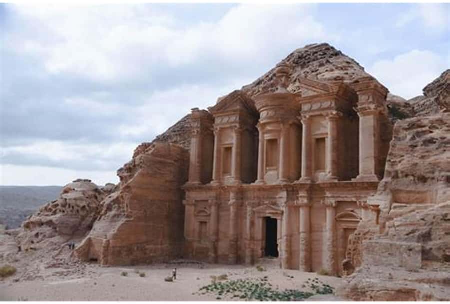 From Dead Sea: Private Full-Day Petra Tour - Al-Deir and the question of distance