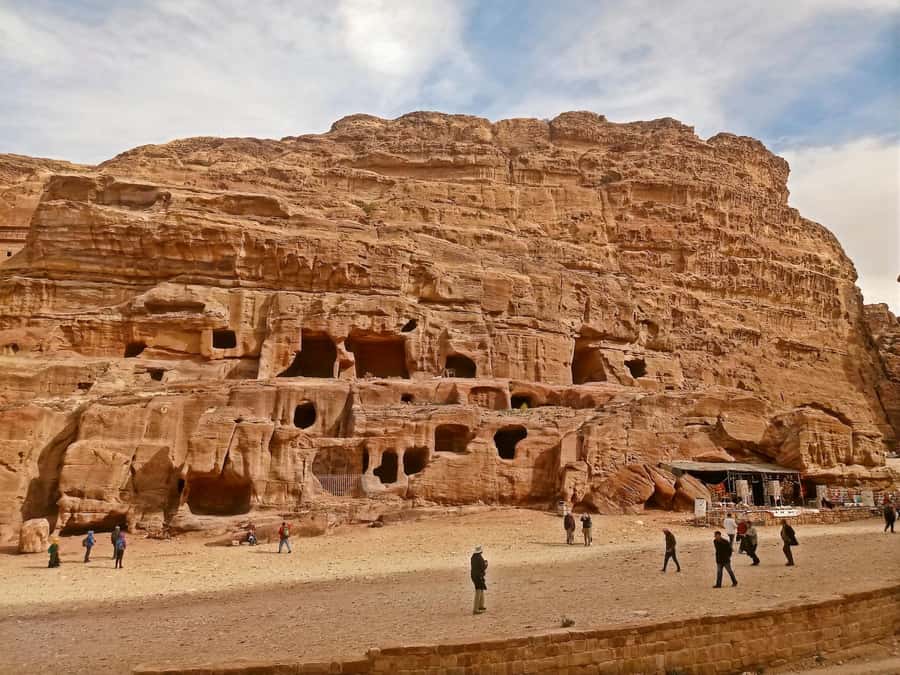 From Tel Aviv: Guided Day Trip to Petra with Lunch - Walking through the Siq to the Treasury