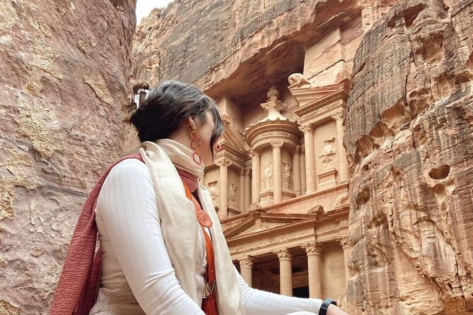 Full Day Petra Private Guided Tour - Walking Through the Siq to the Treasury