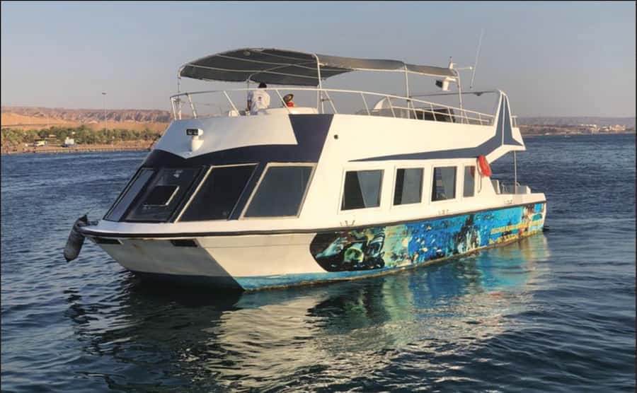 Glass Boat & Snorkeling with day use of Berenice Beach Club - Why the glass-bottom boat is worth your time