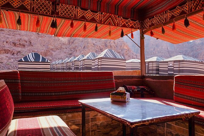 Half day Jeep Tour in Wadi Rum incl. water and Bedouin tea - Khazali Canyon and its old inscriptions
