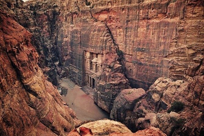 One Day Petra from Aqaba - Guided Tour - Walking through the Siq into Petra