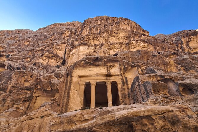 Private Outdoor bedouin Dinner in Petra - How the underground cooking works