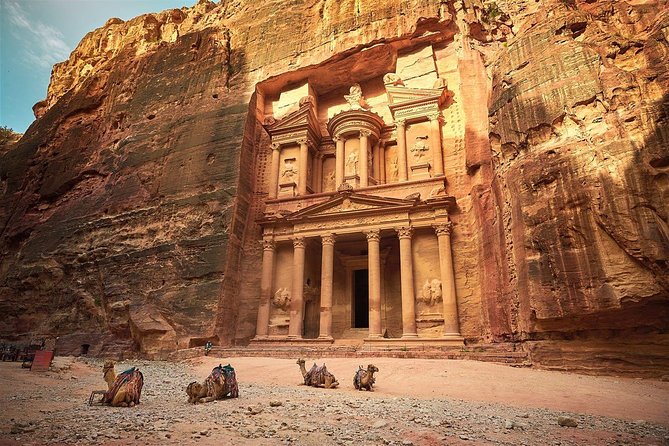Private Petra Full-Day Trip from Aqaba City - Meeting the guide at the Treasury