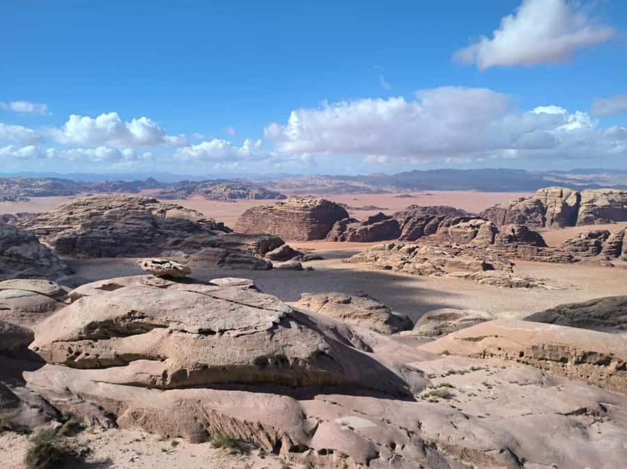 Wadi Rum: 2-Hour Jeep Tour with Bedouin Tea - Khazali Canyon and the character of the mountains