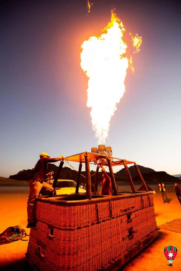 Wadi Rum: Balloons Over Rum - Tea, coffee, and the balloon coming to life